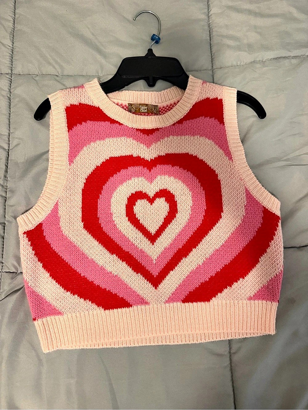 The Copper Closet Heart Pattern Knit Sweater cropped Vest in Pink & Red Like New